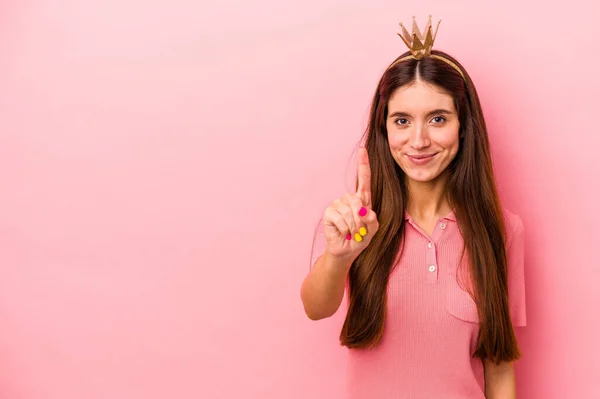 Pembe Arka Planda Izole Edilmiş Taç Giyen Beyaz Bir Kadın — Stok fotoğraf