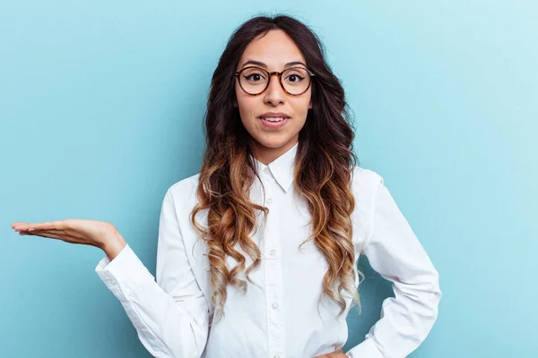 Jeune Femme Mexicaine Isolée Sur Fond Bleu Montrant Espace Copie — Photo