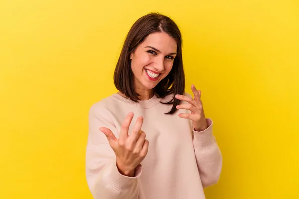 Giovane Donna Caucasica Isolata Sfondo Giallo Che Punta Con Dito — Foto Stock