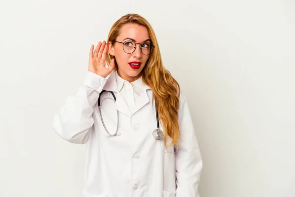 Blanke Arts Vrouw Geïsoleerd Witte Achtergrond Proberen Een Roddel Luisteren — Stockfoto