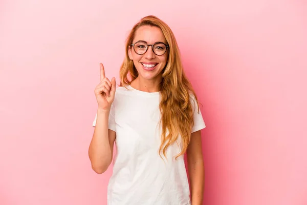 Mujer Rubia Caucásica Aislada Sobre Fondo Rosa Teniendo Una Idea —  Fotos de Stock