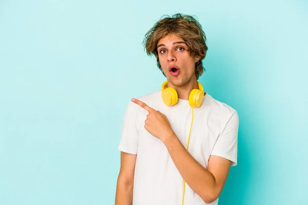 Junger Kaukasischer Mann Hört Isoliert Musik Auf Blauem Hintergrund Der — Stockfoto