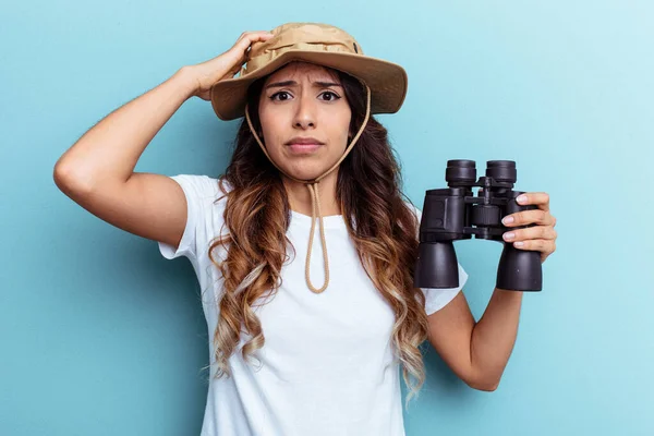 Junge Mexikanerin Mit Fernglas Isoliert Auf Blauem Hintergrund Schockiert Sie — Stockfoto