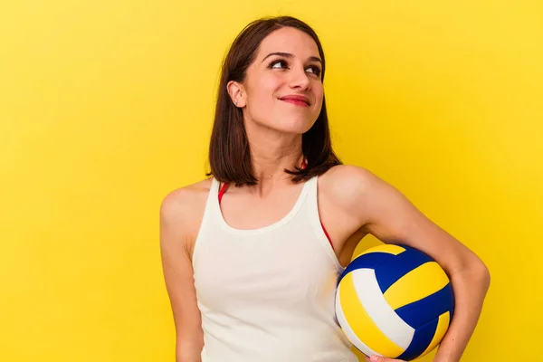 Joven Mujer Caucásica Jugando Voleibol Aislado Sobre Fondo Amarillo Soñando —  Fotos de Stock