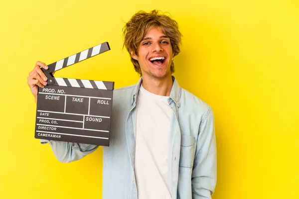 Młody Biały Mężczyzna Makijaż Gospodarstwa Clapperboard Izolowane Żółtym Tle Szczęśliwy — Zdjęcie stockowe