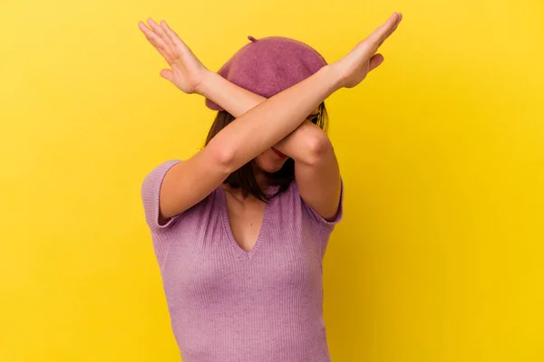 年轻的高加索女人被隔离在黄色的背景下 双臂交叉 拒绝的概念 — 图库照片