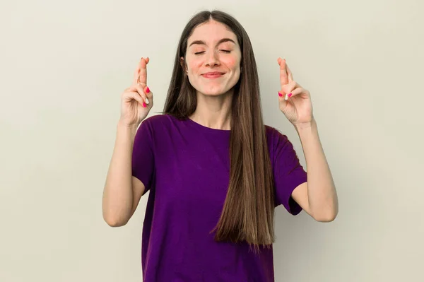 Junge Kaukasische Frau Auf Gelbem Hintergrund Isoliert Daumen Drücken Glück — Stockfoto