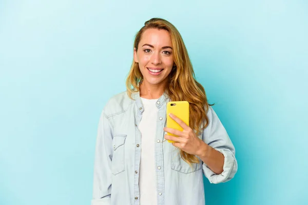 Vit Kvinna Som Håller Mobiltelefon Isolerad Blå Bakgrund Glad Leende — Stockfoto