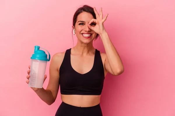 Jonge Blanke Vrouw Drinken Van Een Eiwit Schudden Geïsoleerd Roze — Stockfoto