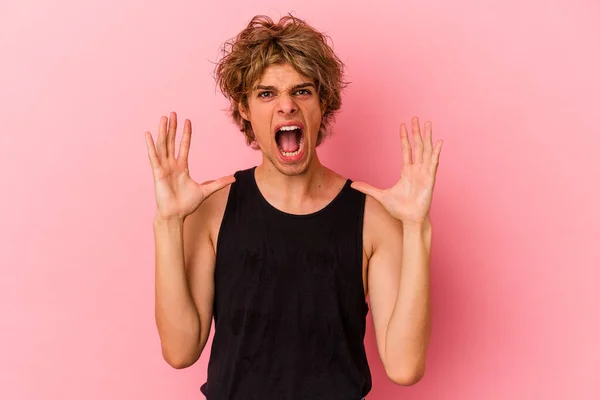 Jonge Blanke Man Met Make Geïsoleerd Roze Achtergrond Schreeuwen Naar — Stockfoto