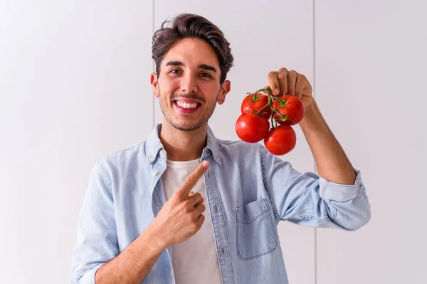 Jovem Mestiço Segurando Tomates Sua Cozinha — Fotografia de Stock