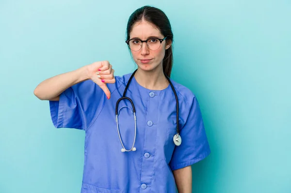 Enfermeira Caucasiana Jovem Isolado Fundo Azul Mostrando Gesto Desagrado Polegares — Fotografia de Stock