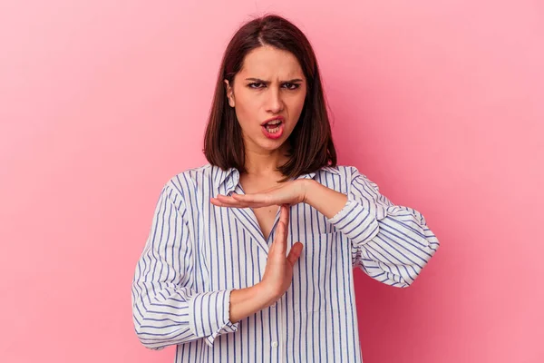 Jonge Blanke Vrouw Geïsoleerd Roze Achtergrond Met Een Time Out — Stockfoto