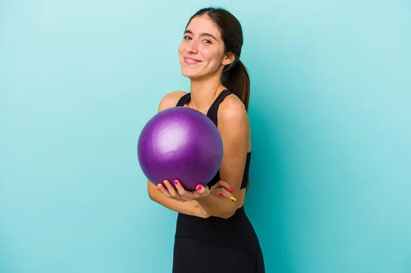 Jong Kaukasische Fitness Vrouw Houden Een Bal Geïsoleerd Blauwe Achtergrond — Stockfoto