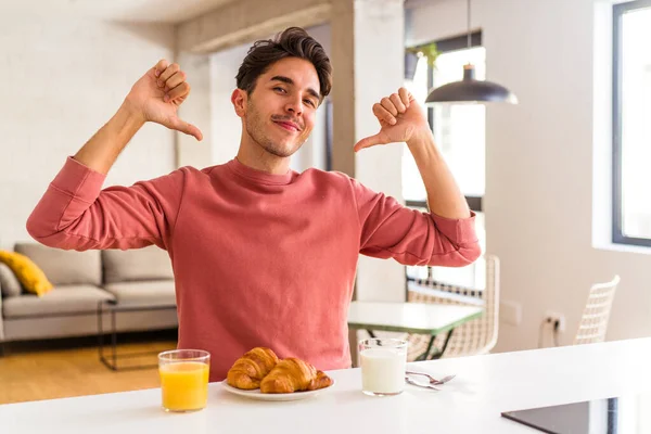 Jovem Mestiço Tomando Café Manhã Uma Cozinha Pela Manhã Sente — Fotografia de Stock