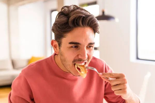 Hombre Joven Raza Mixta Comiendo Croissant Una Cocina Mañana — Foto de Stock