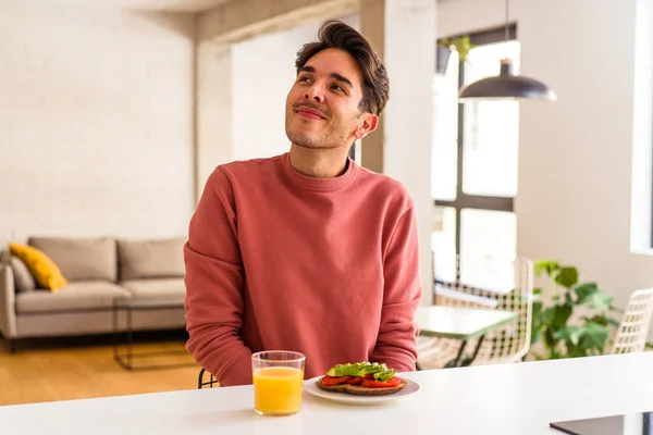 Joven Hombre Raza Mixta Desayunando Cocina Soñando Con Alcanzar Metas — Foto de Stock