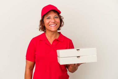 Beyaz arka planda pizza dağıtan orta yaşlı kadın mutlu, güler yüzlü ve neşeli..