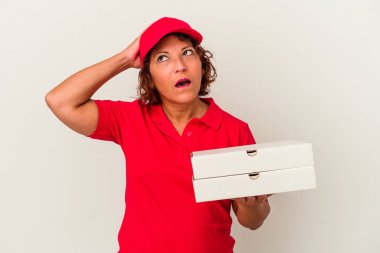 Beyaz arka planda izole edilmiş pizzaları teslim eden orta yaşlı kadın şok geçiriyordu. Önemli bir toplantıyı hatırladı..