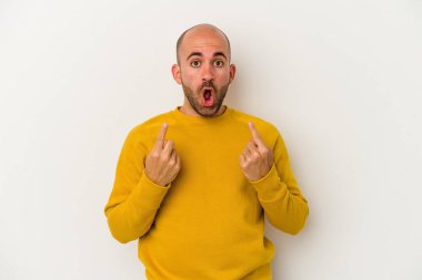 Genç kel adam beyaz arka planda izole edilmiş. Ağzı açık, üst tarafı işaret ediyor..