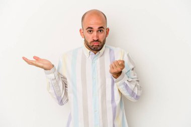 Genç kel adam beyaz arka planda izole edilmiş..
