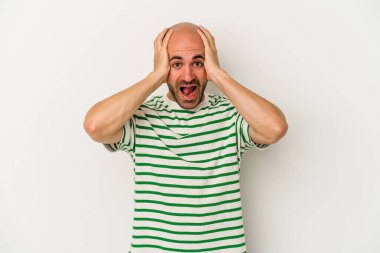 Genç kel adam beyaz arka planda izole edilmiş bağırıyor, çok heyecanlı, tutkulu, bir şeyden memnun..