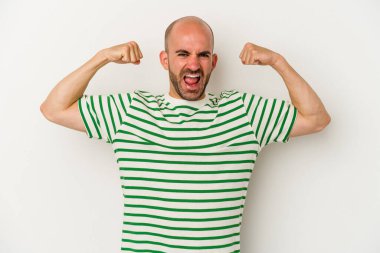 Beyaz arka planda soyutlanmış genç kel bir adam güçlü bir hareket gösteriyor, kollarıyla, kadınsı gücün sembolü.