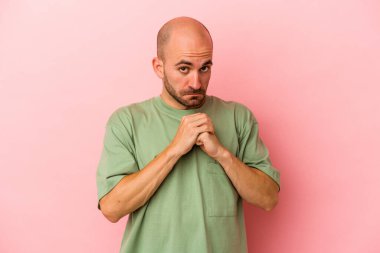 Genç beyaz kel adam pembe arka planda izole edilmiş korkmuş ve korkmuş..