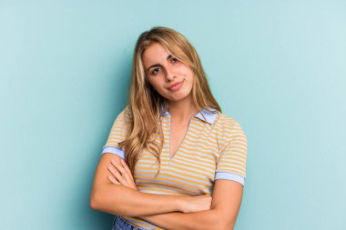 Mavi arka planda soyutlanmış, sıkılmış, yorgun ve dinlenmeye ihtiyacı olan beyaz saçlı genç bir kadın..