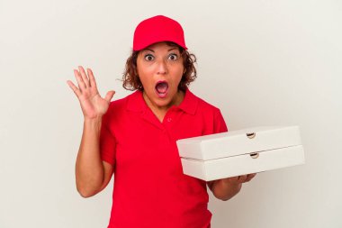 Beyaz arka planda izole edilmiş pizzaları alan orta yaşlı teslimatçı kadın şaşırdı ve şok oldu..