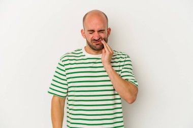 Genç kel bir adam beyaz arka planda izole edilmiş güçlü bir diş ağrısı ve azı dişi ağrısı var..