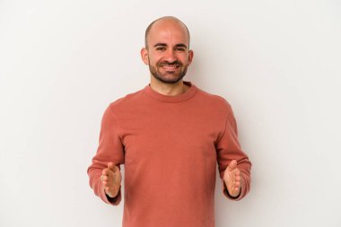 Beyaz arka planda izole edilmiş genç bir adam iki eliyle bir şey tutuyor, ürün sunumu..