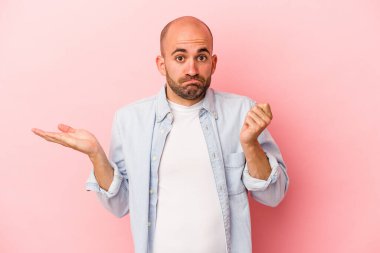 Pembe arka planda izole edilmiş beyaz kel bir adam parasız olduğunu gösteriyor..