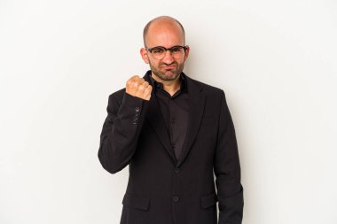 Beyaz arka planda izole edilmiş genç iş adamı kameraya yumruk gösteriyor, agresif yüz ifadesi var..