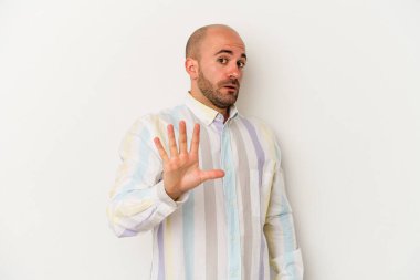 Genç kel adam beyaz arka planda izole edildi. Yakın bir tehlike nedeniyle şoka uğruyor.