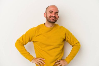 Genç kel adam beyaz arka planda izole edilmiş mutlu, güler yüzlü ve neşeli.