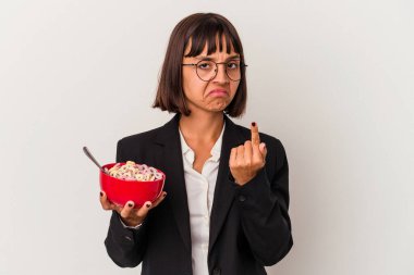 Beyaz arka planda izole edilmiş mısır gevreği yiyen genç bir ırk kadını sanki sizi davet ediyormuş gibi parmakla işaret ediyor..