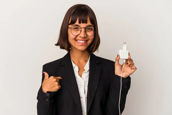 Νεαρή Μικτή Επιχειρηματική Φυλή Κρατώντας Ένα Φορτιστή Τηλεφώνου Απομονωμένη Λευκό — Φωτογραφία Αρχείου