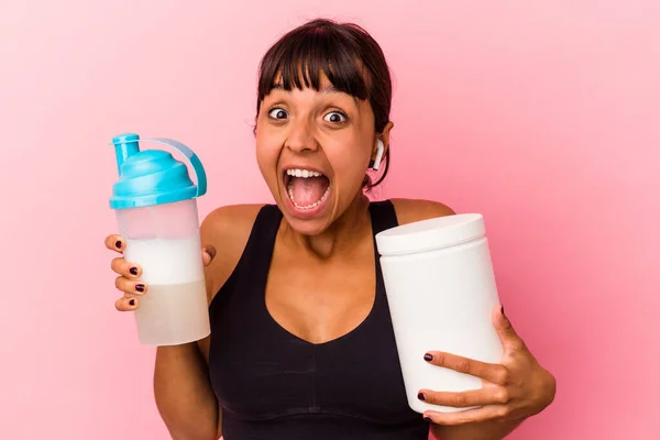 Młoda Mieszana Rasa Kobieta Pije Shake Proteinowy Izolowany Różowym Tle — Zdjęcie stockowe