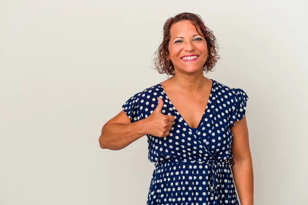 Middle Age Latin Woman Isolated White Background Smiling Raising Thumb — Foto de Stock