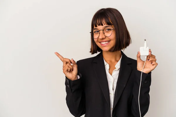 Jeune Femme Mixte Affaires Tenant Chargeur Téléphone Isolé Sur Fond — Photo