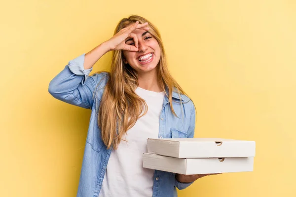 Jonge Kaukasische Blonde Vrouw Houden Pizza Geïsoleerd Gele Achtergrond Opgewonden — Stockfoto