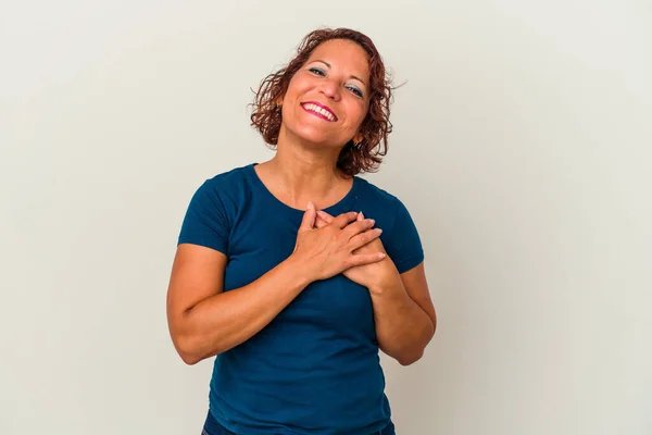 Medelålders Latinamerikansk Kvinna Isolerad Vit Bakgrund Skrattar Hålla Händerna Hjärtat — Stockfoto