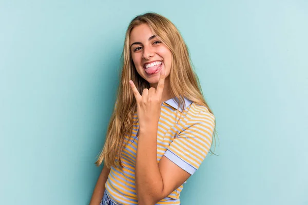 Giovane Donna Bionda Caucasica Isolata Sfondo Blu Mostrando Gesto Rock — Foto Stock