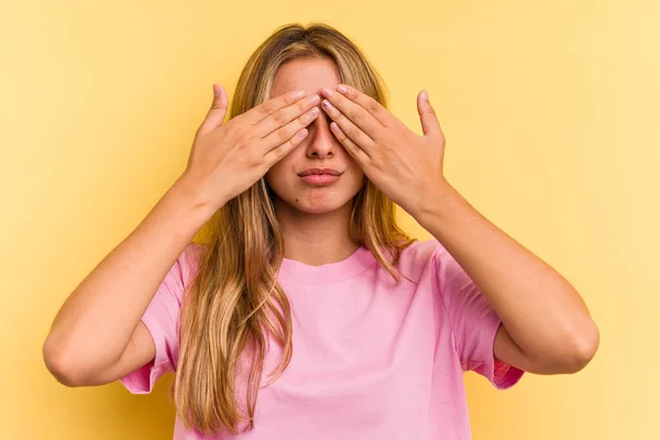 Mladý Kavkazský Blondýny Žena Izolované Žlutém Pozadí Strach Zakrýt Oči — Stock fotografie