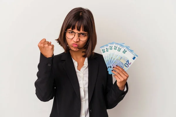 カメラに拳を示す白い背景に孤立した紙幣を持っている若い混合人種のビジネス女性 積極的な顔の表情 — ストック写真