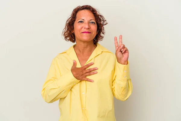 Medelålders Latinamerikansk Kvinna Isolerad Vit Bakgrund Sätta Handen Bröstet — Stockfoto