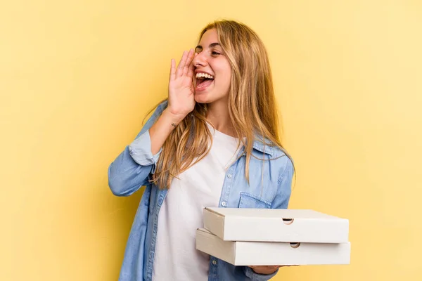 Jonge Kaukasische Blonde Vrouw Houden Pizza Geïsoleerd Gele Achtergrond Schreeuwen — Stockfoto