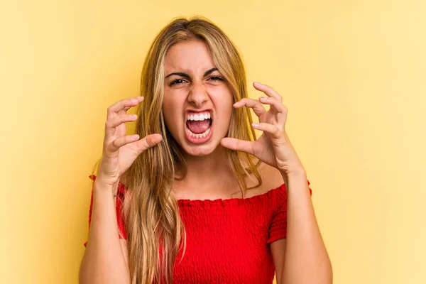 Jovem Mulher Loira Caucasiana Isolado Fundo Amarelo Gritando Com Raiva — Fotografia de Stock