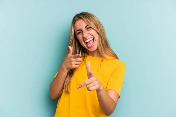 Joven Mujer Rubia Caucásica Aislada Sobre Fondo Azul Apuntando Hacia —  Fotos de Stock